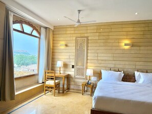 Heritage Suite, with bathtub | Egyptian cotton sheets, premium bedding, down duvets, minibar