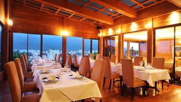 2 restaurants, lunch, dinner served; Thai cuisine