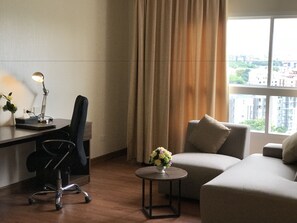 Premier Deluxe Room | Premium bedding, pillowtop beds, minibar, in-room safe - Furama Chiang Mai, Thailand (Chiang Mai)