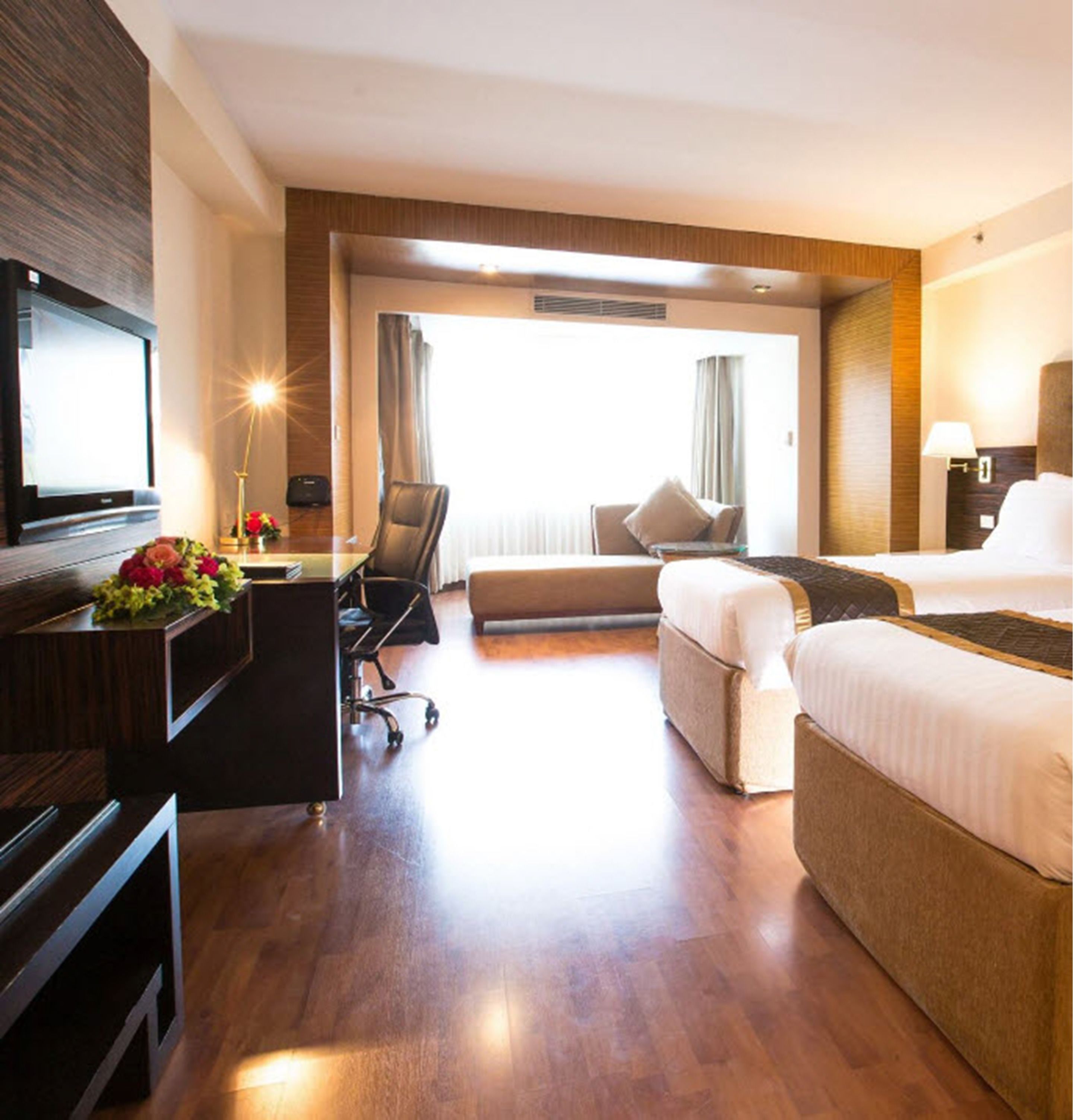 Deluxe Room | Premium bedding, pillow-top beds, minibar, in-room safe