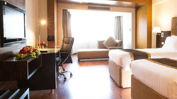Deluxe Room | Premium bedding, pillow-top beds, minibar, in-room safe