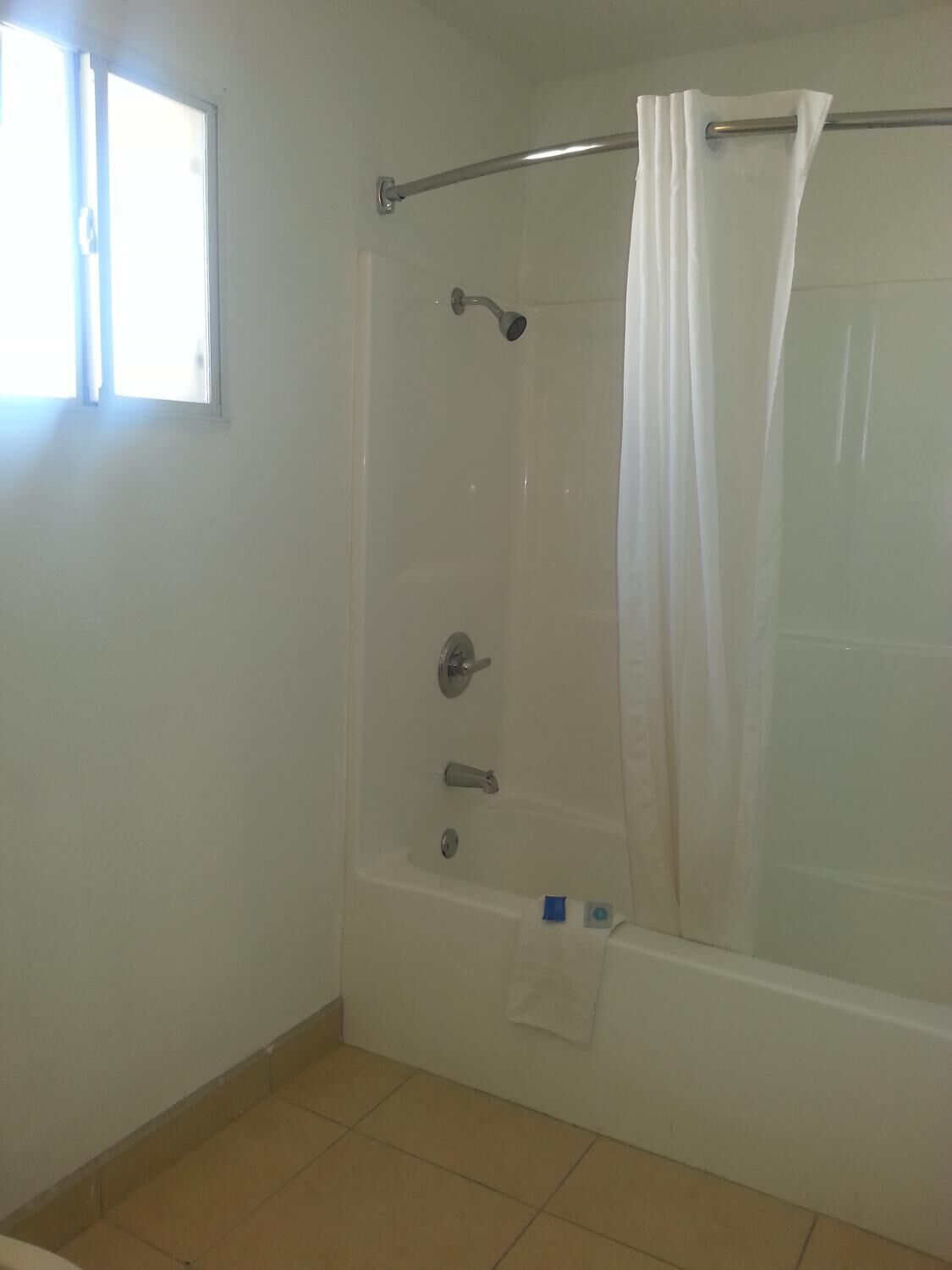 Kombinasi shower/bathtub, bathtub besar,  dan perlengkapan mandi gratis