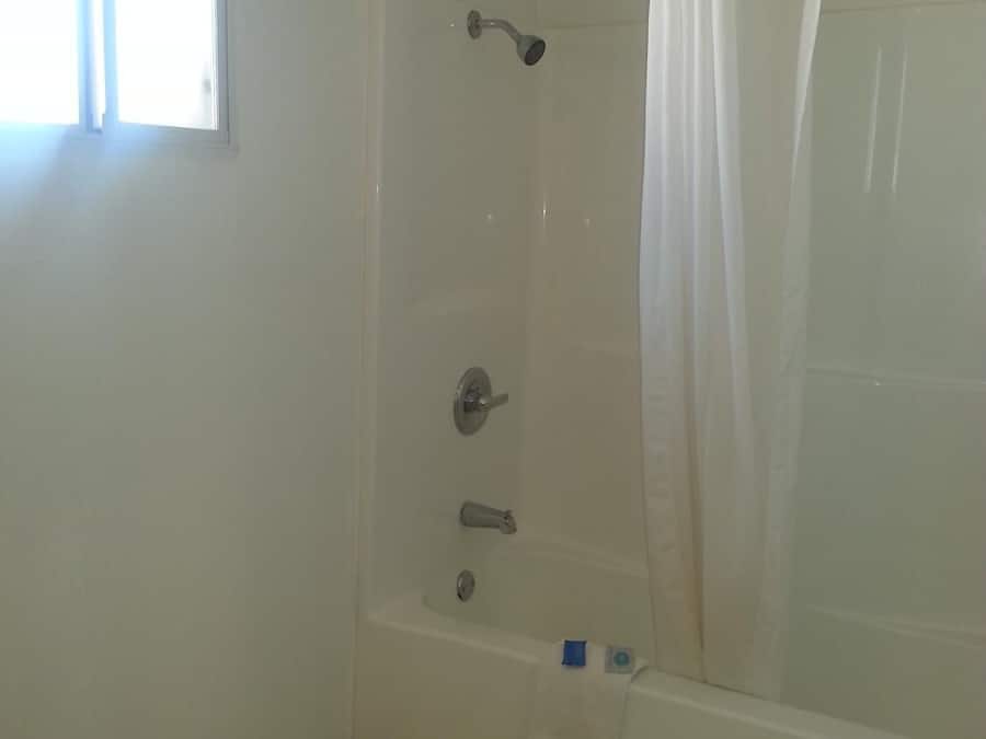 Bañera con ducha, bañera profunda, artículos de tocador gratuitos