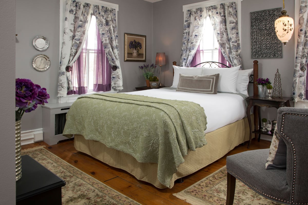 Traditional Room, 1 Queen Bed (Rose) | Premium bedding, individually decorated, individually furnished