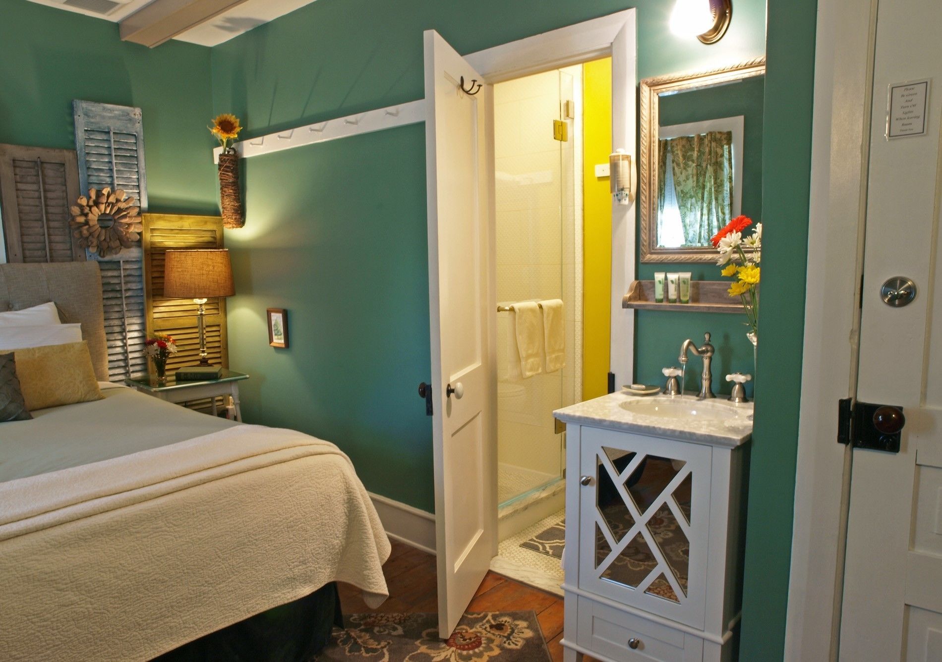 Une chambre à coucher comprenant un lit, une table de chevet, une lampe et une étagère murale agrémentée d’objets décoratifs.