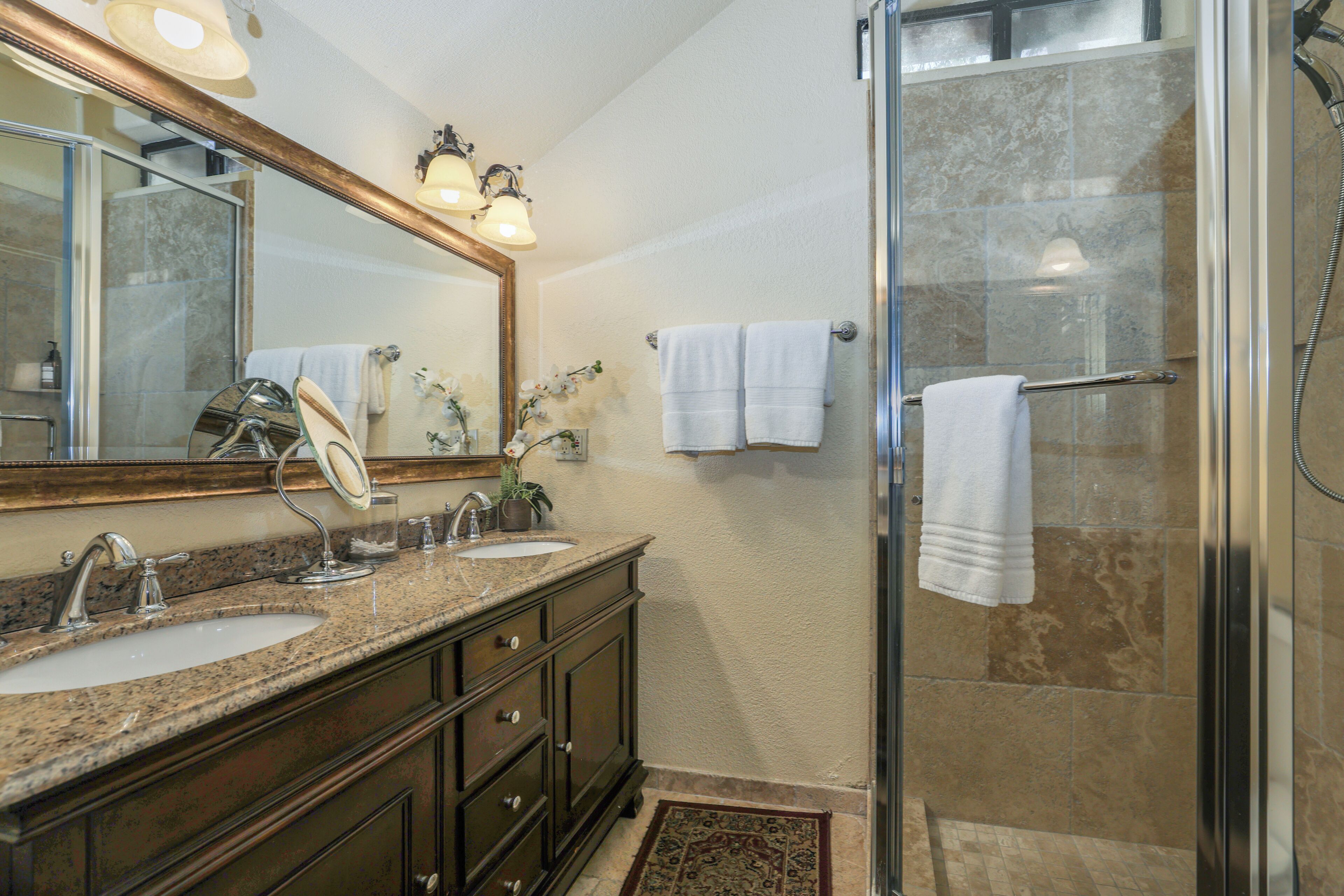 Deluxe Studio Suite | Bathroom | Shower, free toiletries, hair dryer, bathrobes