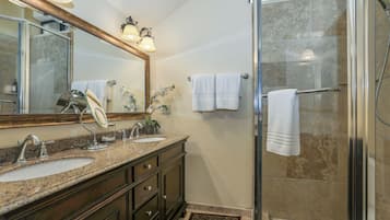 Deluxe Studio Suite | Bathroom | Shower, free toiletries, hair dryer, bathrobes