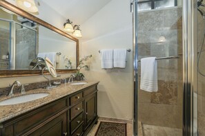 Deluxe Studio Suite | Bathroom | Shower, free toiletries, hair dryer, bathrobes - Creekside Inn of Paso Robles (Paso Robles)