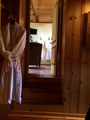 Flat-screen TV, fireplace