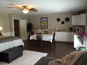 Fridge, microwave, coffee/tea maker, electric kettle - Creekside Inn of Paso Robles (Paso Robles)