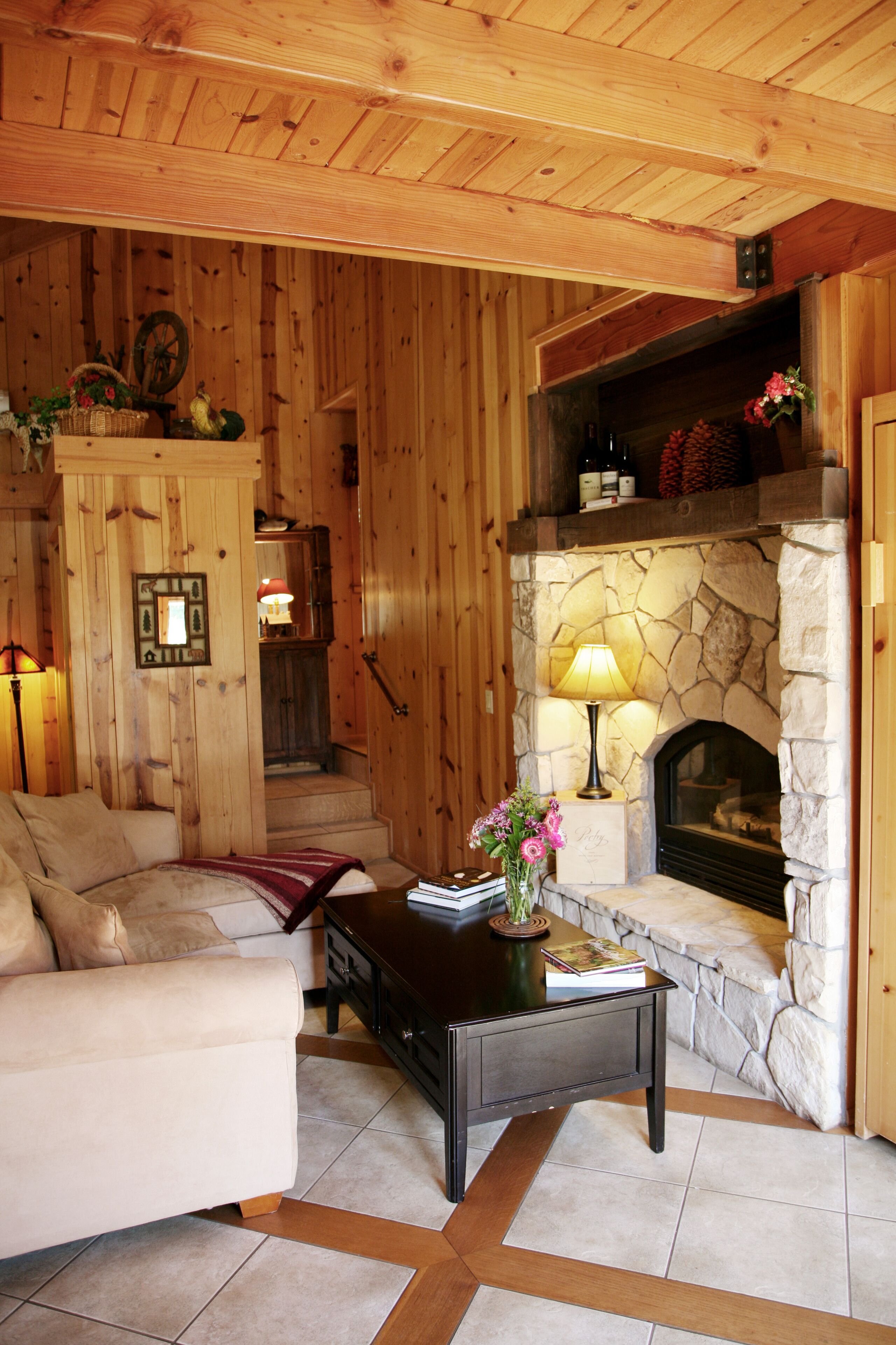 Deluxe Studio Suite | Living room | Flat-screen TV, fireplace