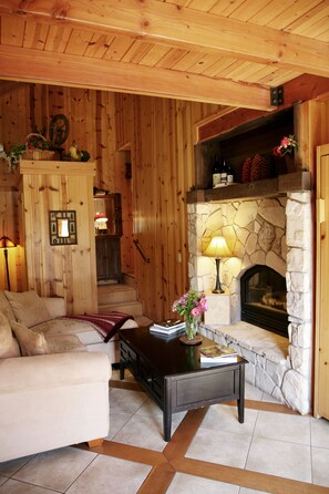 Deluxe Studio Suite | Living room | Flat-screen TV, fireplace