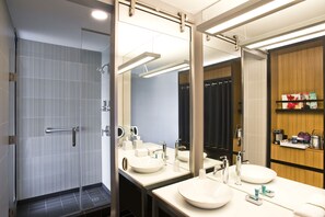 Rainfall showerhead, free toiletries, hair dryer, towels - Aloft Charlotte Ballantyne (Charlotte)