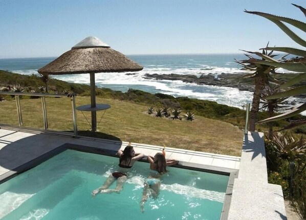 Outdoor pool, sun loungers - Crayfish Lodge Sea & Country Guest House (De Kelders)