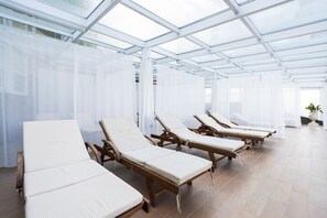 Een sauna, een bubbelbad, lichaamsbehandelingen, Thaise massages