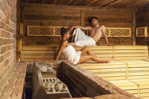 Een sauna, een bubbelbad, lichaamsbehandelingen, Thaise massages