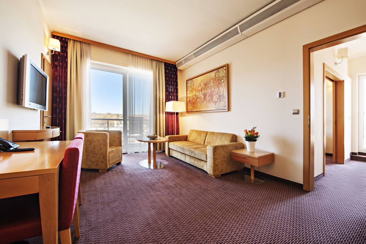 presidential suite, balcony | living area | tv