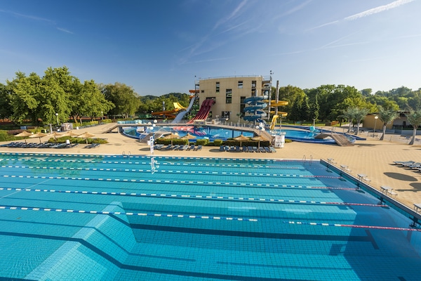 Habitación económica, balcón | Alberca al aire libre | Alberca techada y alberca al aire libre