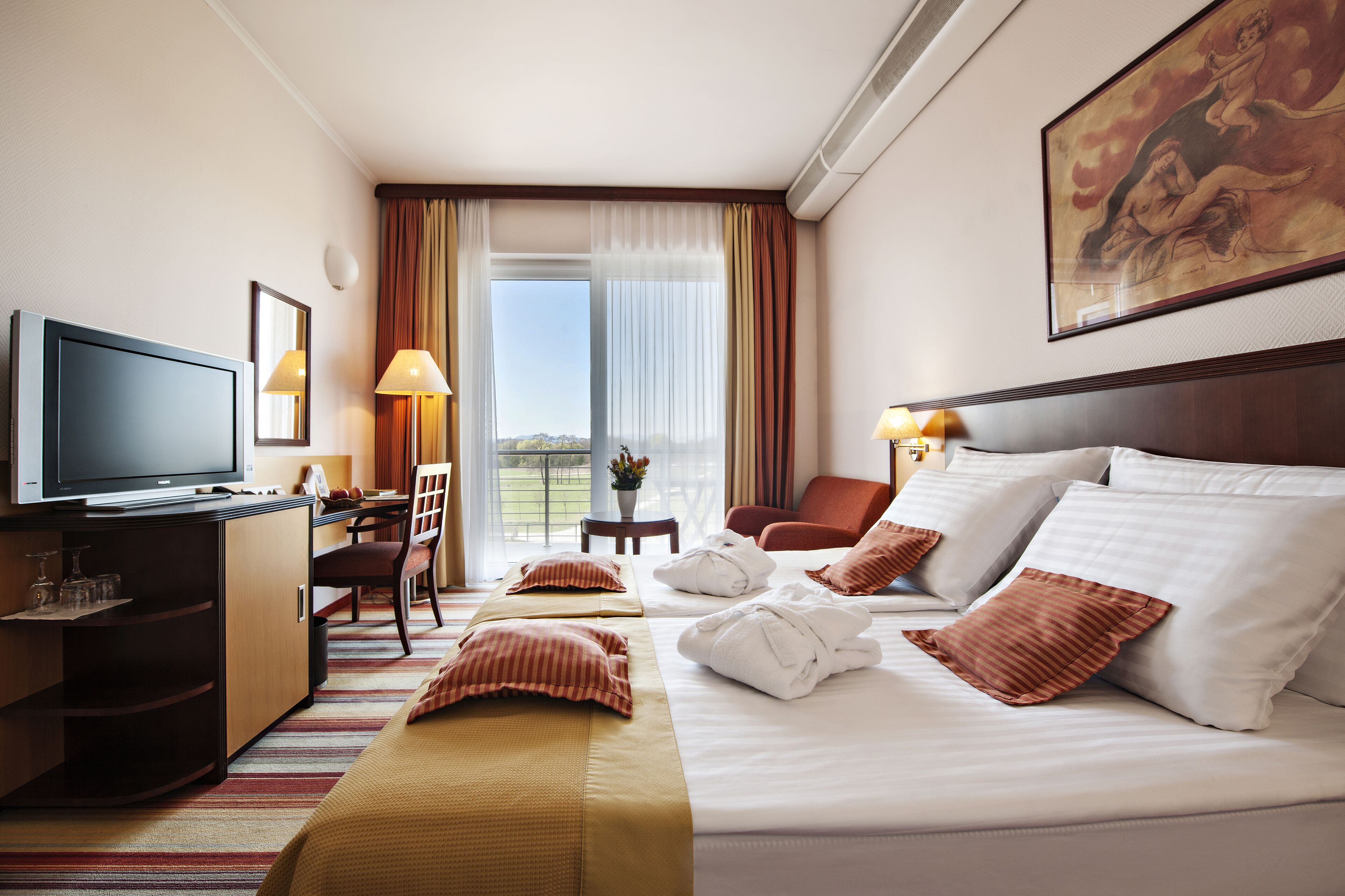 Minibar, coffres-forts dans les chambres, bureau, Wi-Fi gratuit