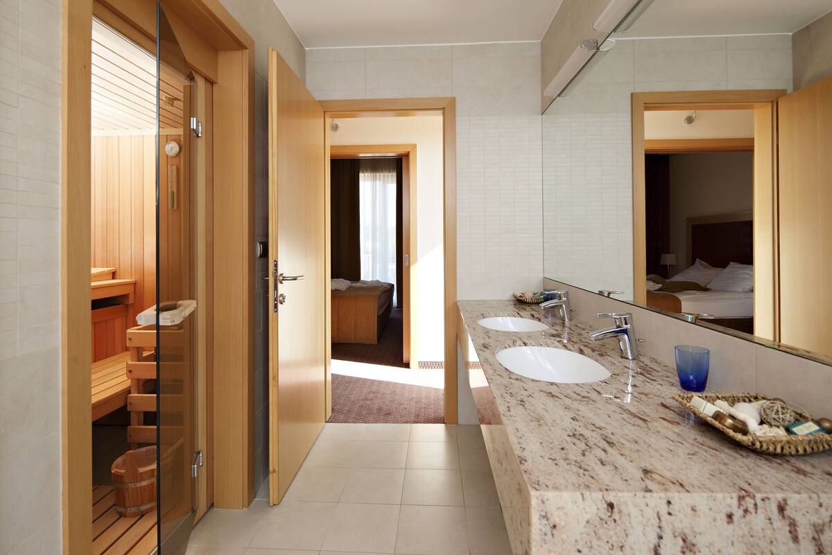 presidential suite, balcony | bathroom sink