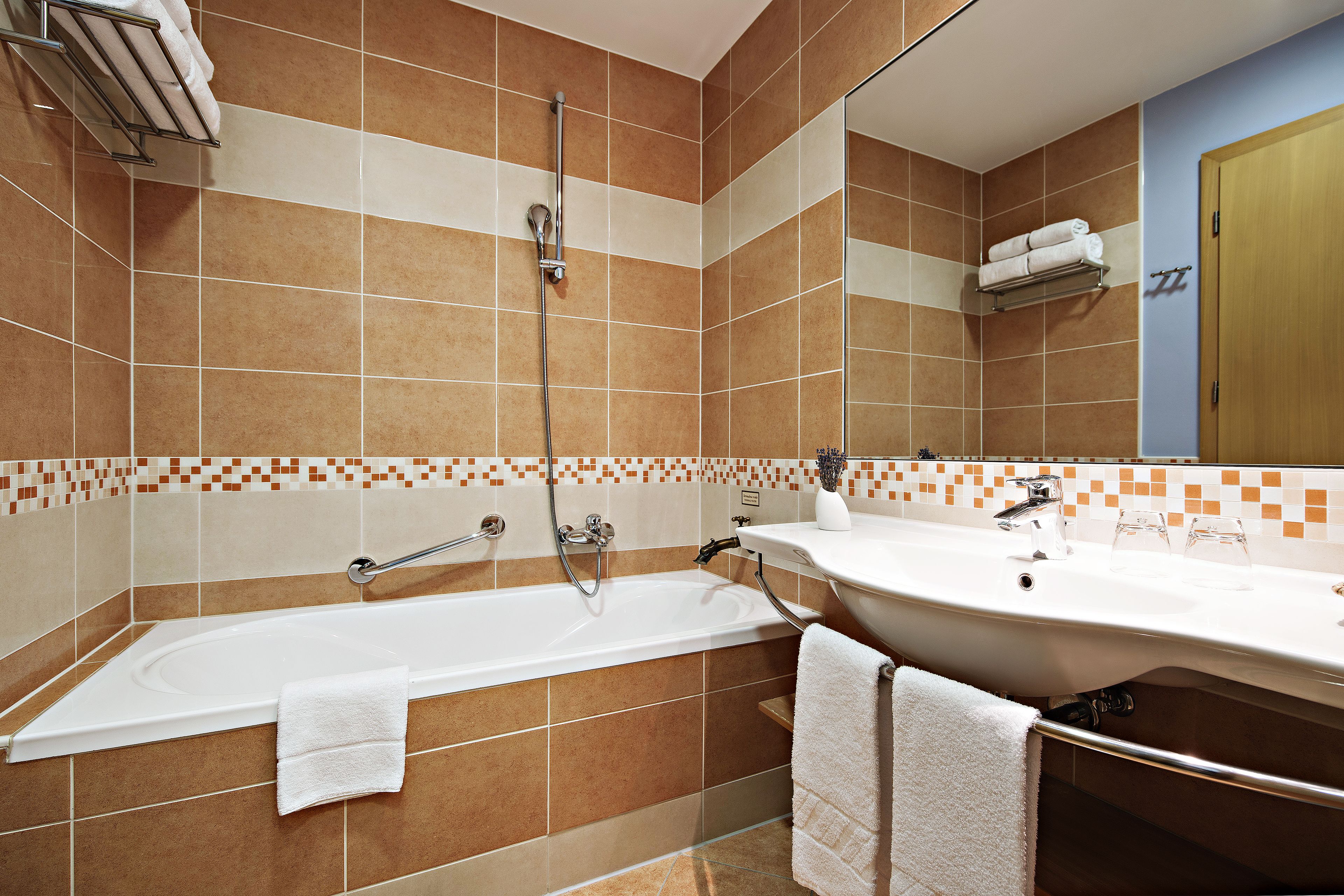 Ein modernes Badezimmer mit einer Badewanne, einem Waschbecken und einer Dusche.
