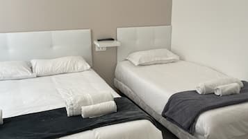 Quarto triplo | Roupas de cama premium, frigobar, cofres nos quartos, escrivaninha