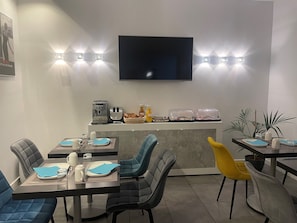 Daily cooked-to-order breakfast for a fee - Hotel Anna Livia (Cannes)