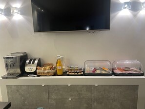 Daily cooked-to-order breakfast for a fee - Hotel Anna Livia (Cannes)