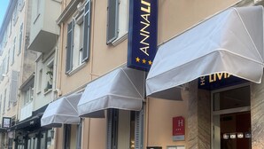 A hotel named "ANALIVIA" with outdoor seating and a marble entrance. - Hotel Anna Livia (Cannes)