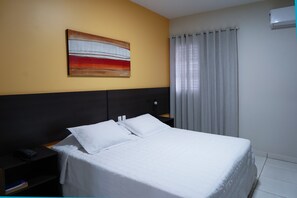 Habitación doble de lujo | Minibar, decoración personalizada, escritorio y cunas 