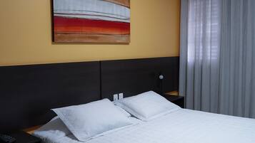 Quarto casal superluxo | Frigobar, individualmente decorados, escrivaninha, berços