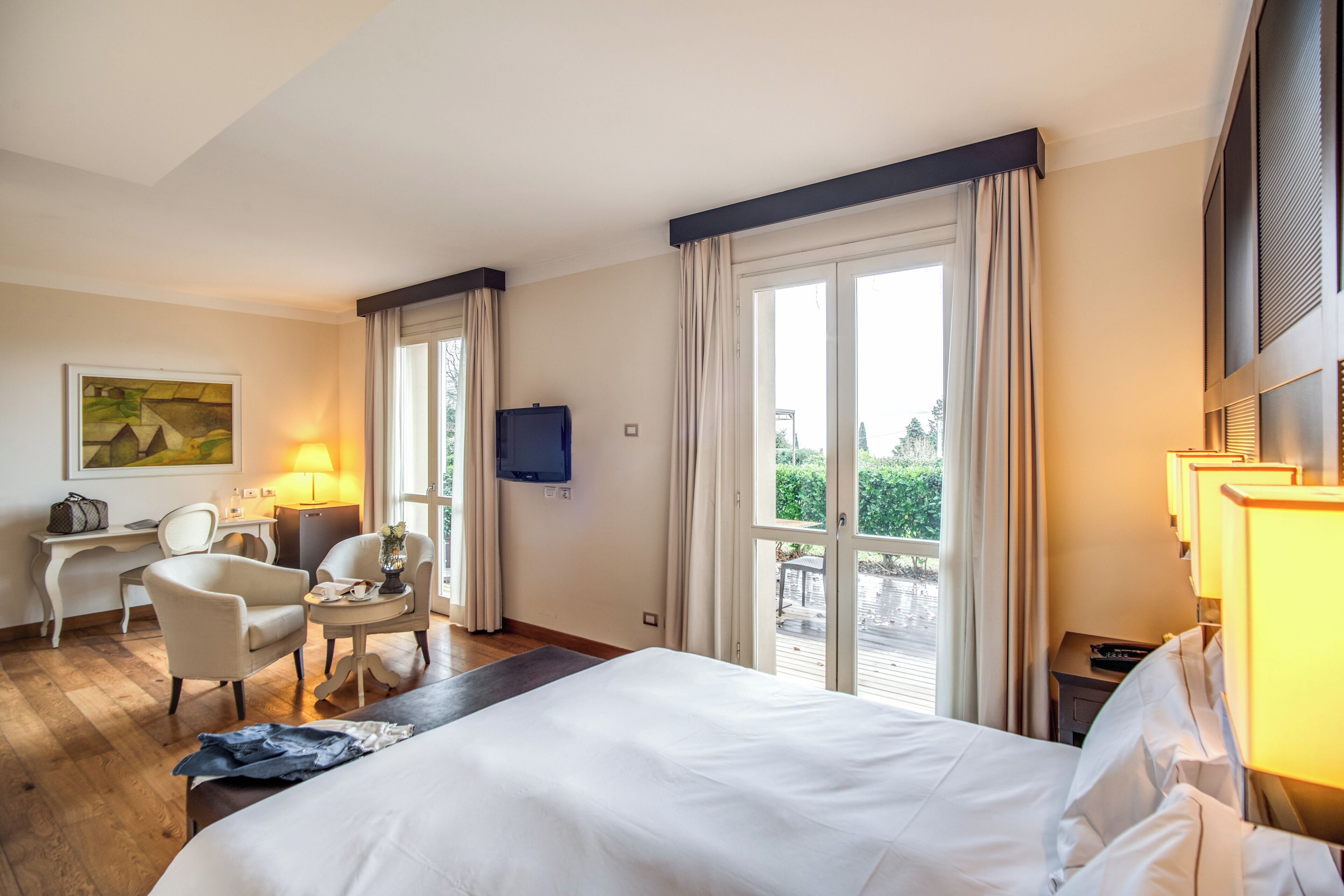 premium bedding, minibar, in-room safe, desk