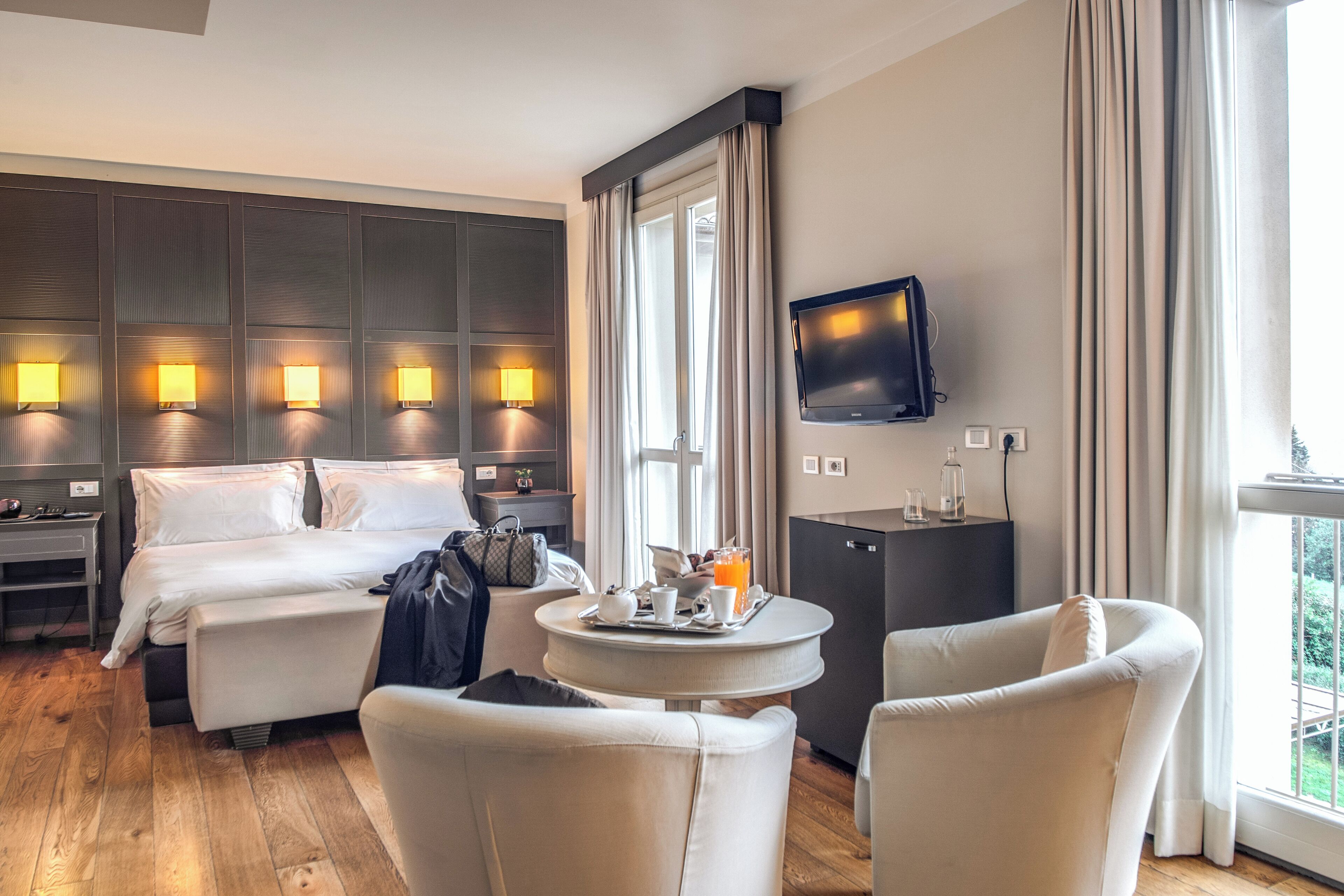 高級寝具、ミニバー、セーフティボックス (室内)、デスク