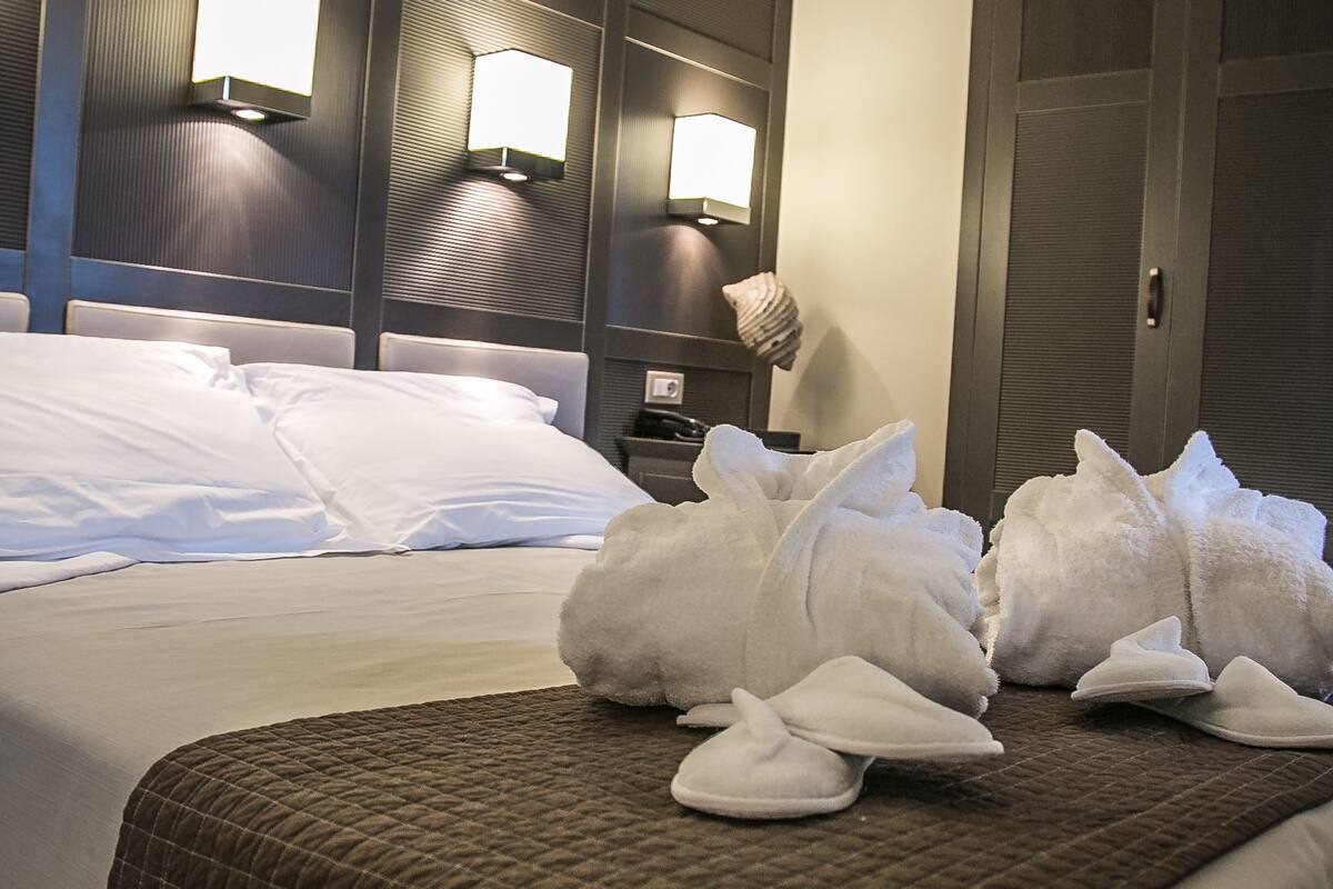 premium bedding, minibar, in-room safe, desk