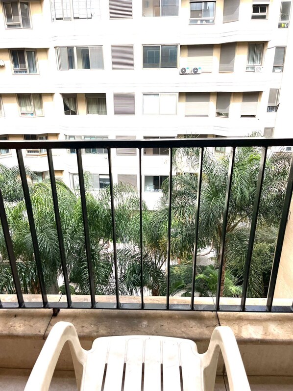 ملاءات من القطن المصري وأسرّة بطبقة علوية مريحة ومكتب ومكواة/لوح كي