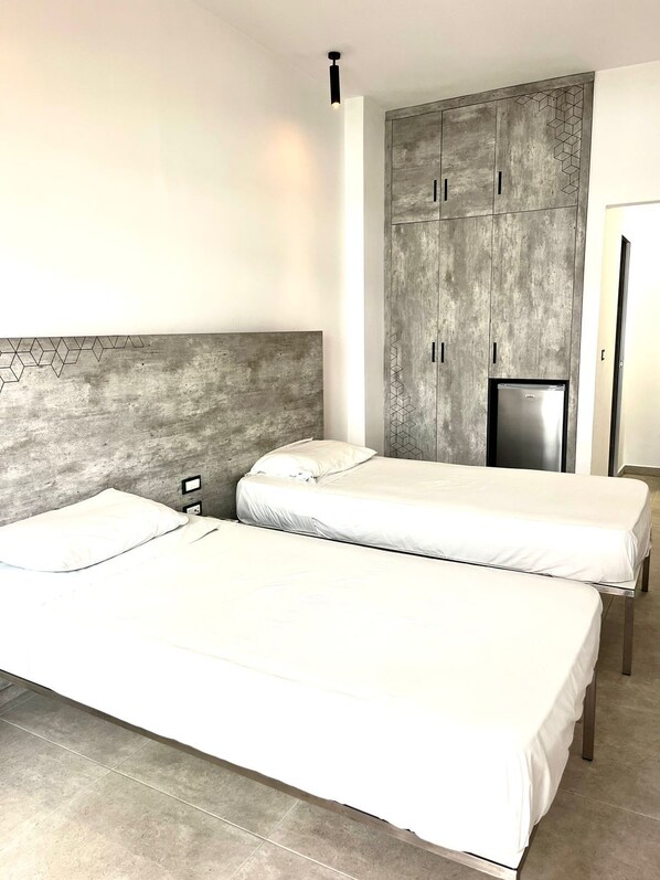 ملاءات من القطن المصري وأسرّة بطبقة علوية مريحة ومكتب ومكواة/لوح كي