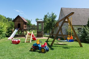 Children’s play area – outdoor