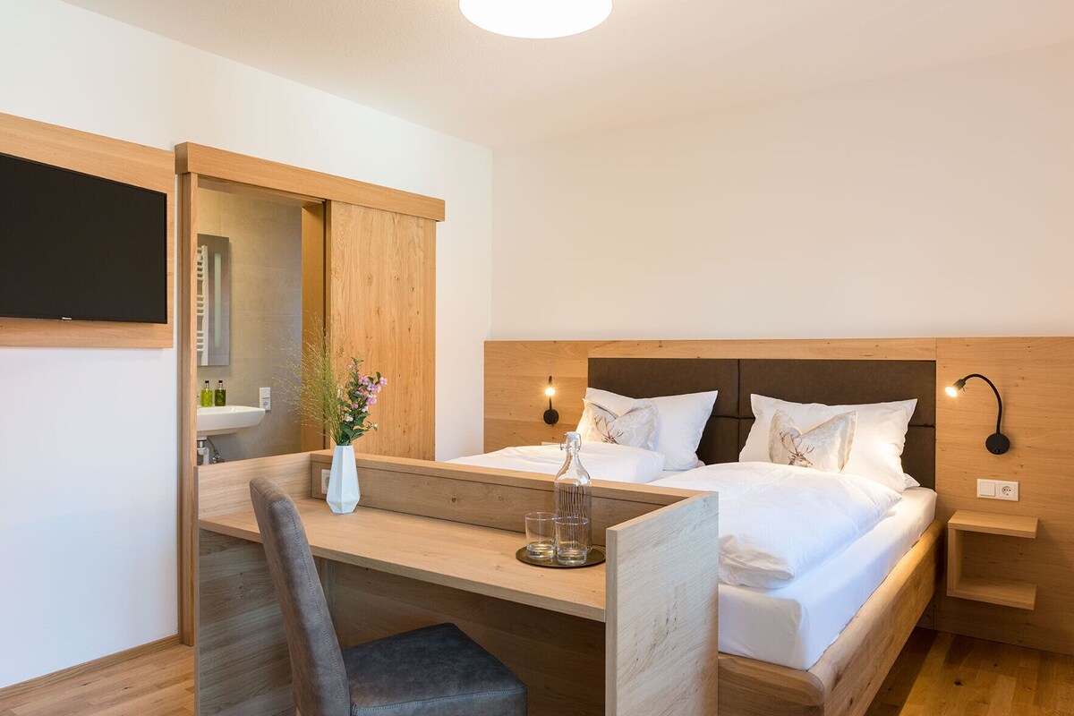 Classic Quadruple Room, 1 Bedroom | Desk, rollaway beds (surcharge), WiFi (free)