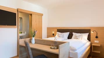 Classic Quadruple Room, 1 Bedroom | Desk, rollaway beds (surcharge), WiFi (free)