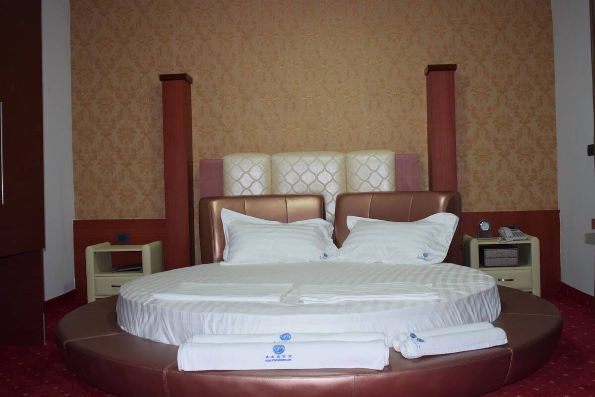 Deluxe Room, 1 King Bed, Hot Tub, City View | Frette Italian sheets, premium bedding, down duvets, memory-foam beds
