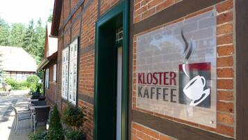 Desayuno buffet diario (EUR 15 por persona)