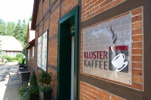 Tägliches Frühstücksbuffet (15 EUR pro Person)