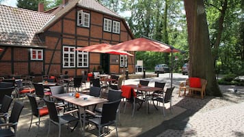 Tägliches Frühstücksbuffet (15 EUR pro Person)