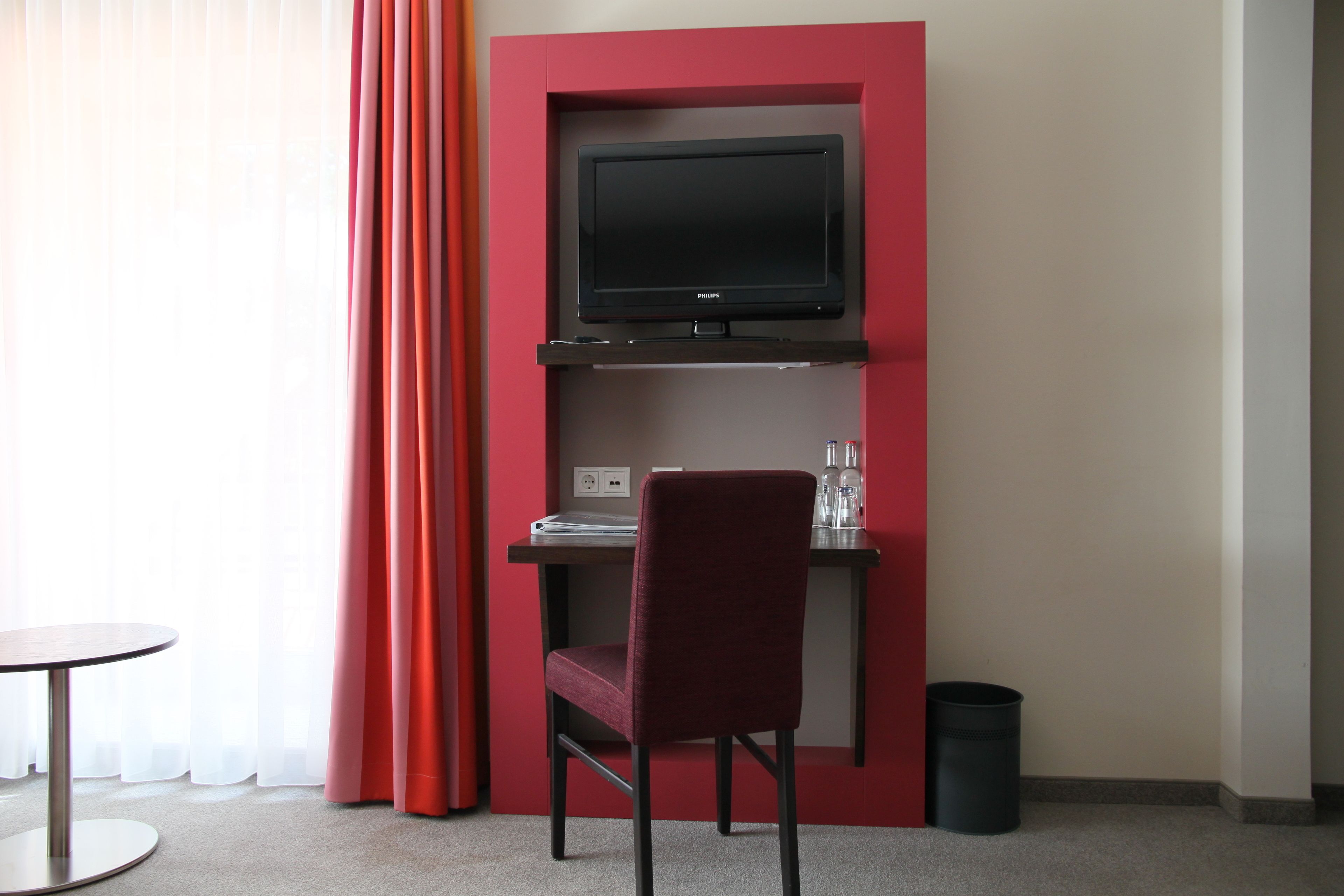 single room | in-room safe, desk, soundproofing, wifi