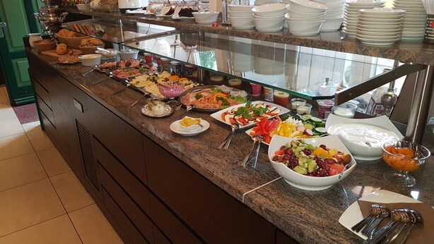 Un mostrador de buffet con diferentes alimentos y utensilios.