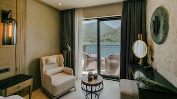 Deluxe-Doppelzimmer, Balkon, Meerblick | Italienische Bettbezüge von Frette, hochwertige Bettwaren, Minibar