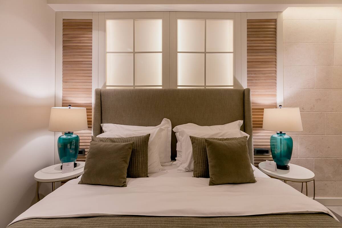 Frette Italian sheets, premium bedding, minibar, in-room safe
