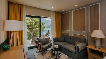 Suite Junior, balkon, pemandangan laut terbatas | Seprai Frette Italia, seprai premium, minibar, dan brankas