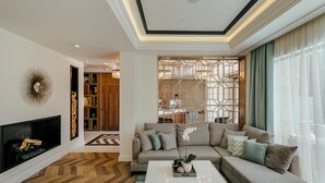 A modern living room with a fireplace, a sectional sofa, and a coffee table. - Boutique Hotel Casa del Mare - Mediterraneo (Kamenari)