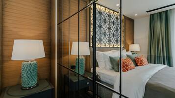 Une chambre d’hôtel moderne avec un mur lambrissé en bois, une tête de lit décorative en métal, un lit avec une literie blanche et des oreillers colorés, ainsi que deux lampes de chevet.